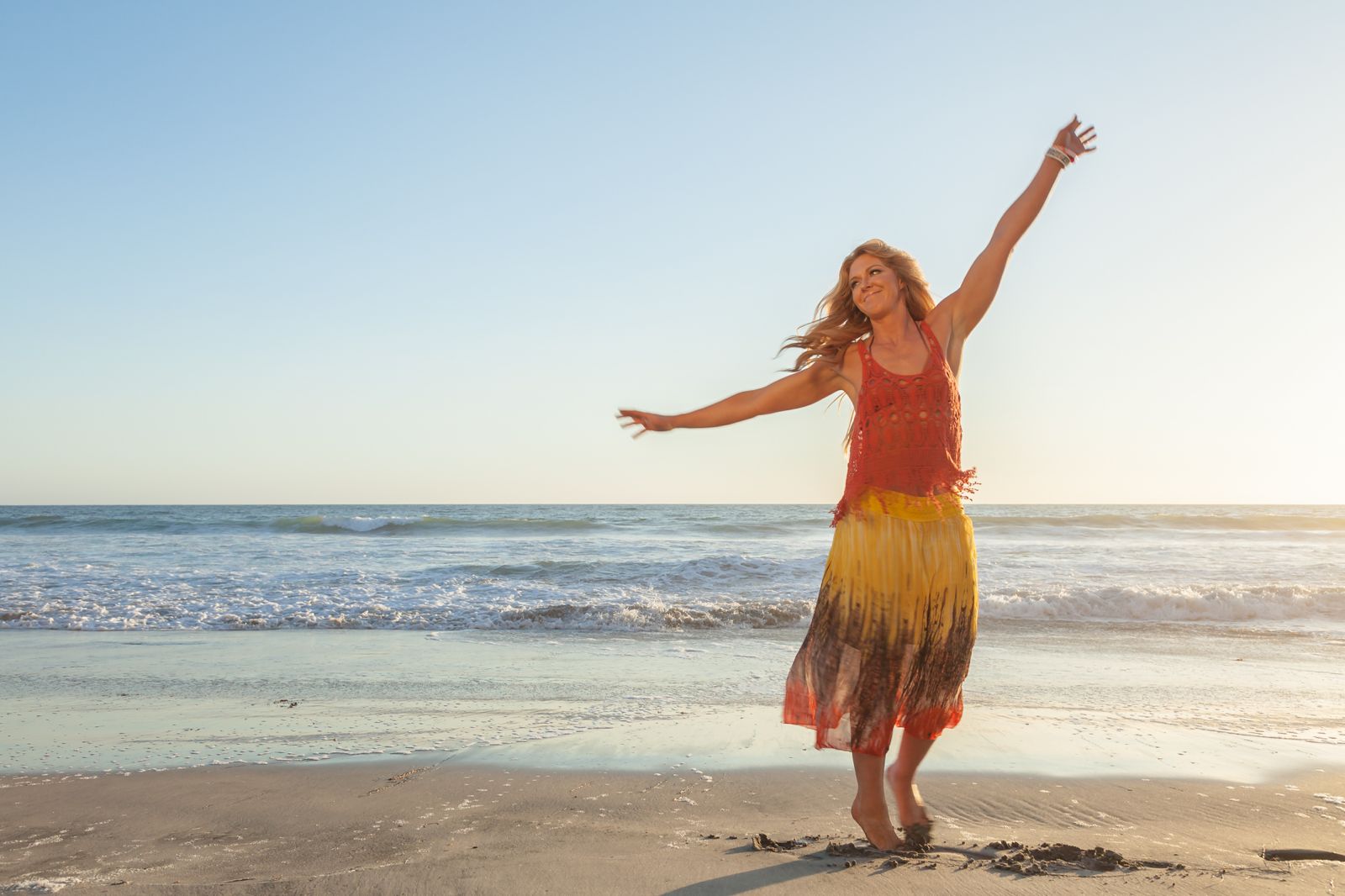 SunDari — dancing free on the beach